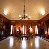 Il primo ambiente a cui accediamo � la Sala Massari. Si tratta di un�ampia �sitting room� in cui trovano posto un basso tavolino, sedie e un appendiabiti-portaombrelli d�epoca